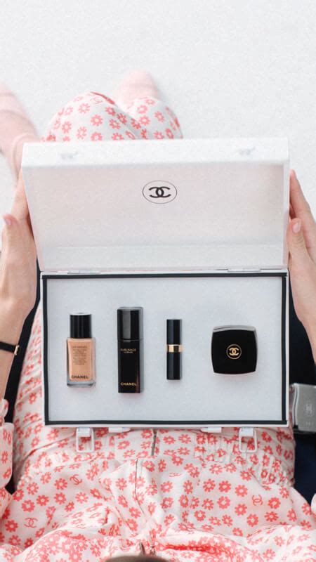 Chanel essential makeup kit